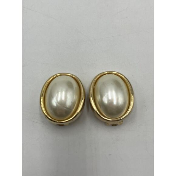 Christian Dior Vintage Gold Tone Oval Clip On Earrings Faux Pearl Cabochon - Picture 16 of 16